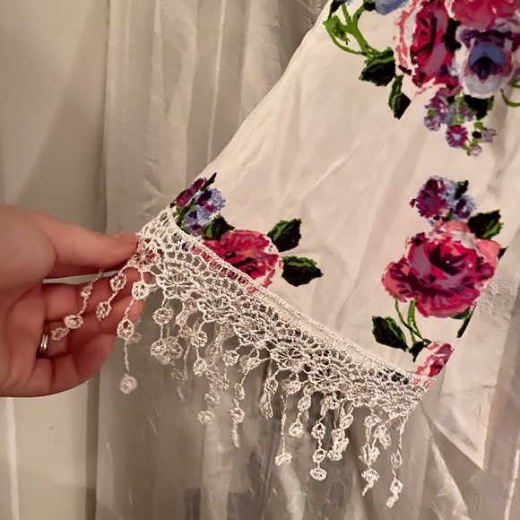 Floral long bell sleeve blouse with crochet detail - Picture 5 of 5